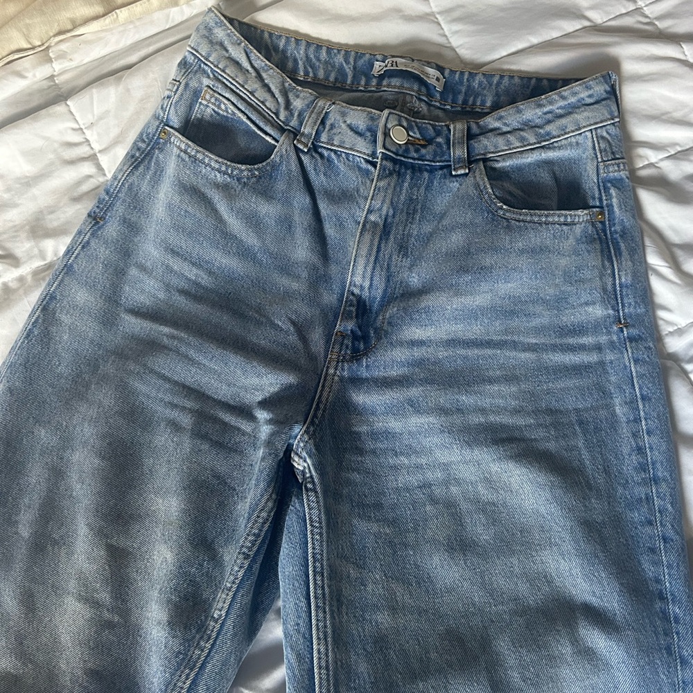 Zara high-rise straight leg ripped jeans. 🌸🌷